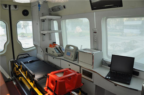 松潘县救护车内部